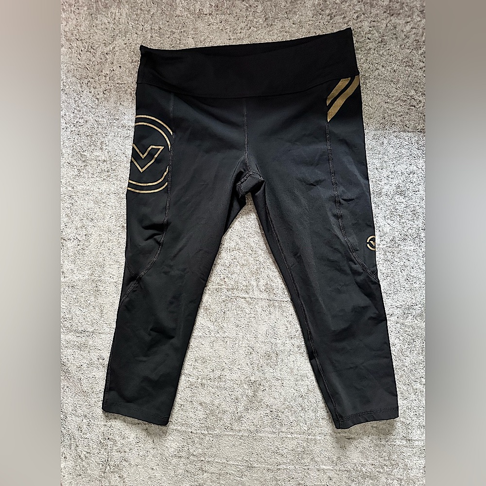 Size LARGE cropped Virus performance leggings